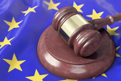 Foto: Richterhammer liegt auf EU-Flagge